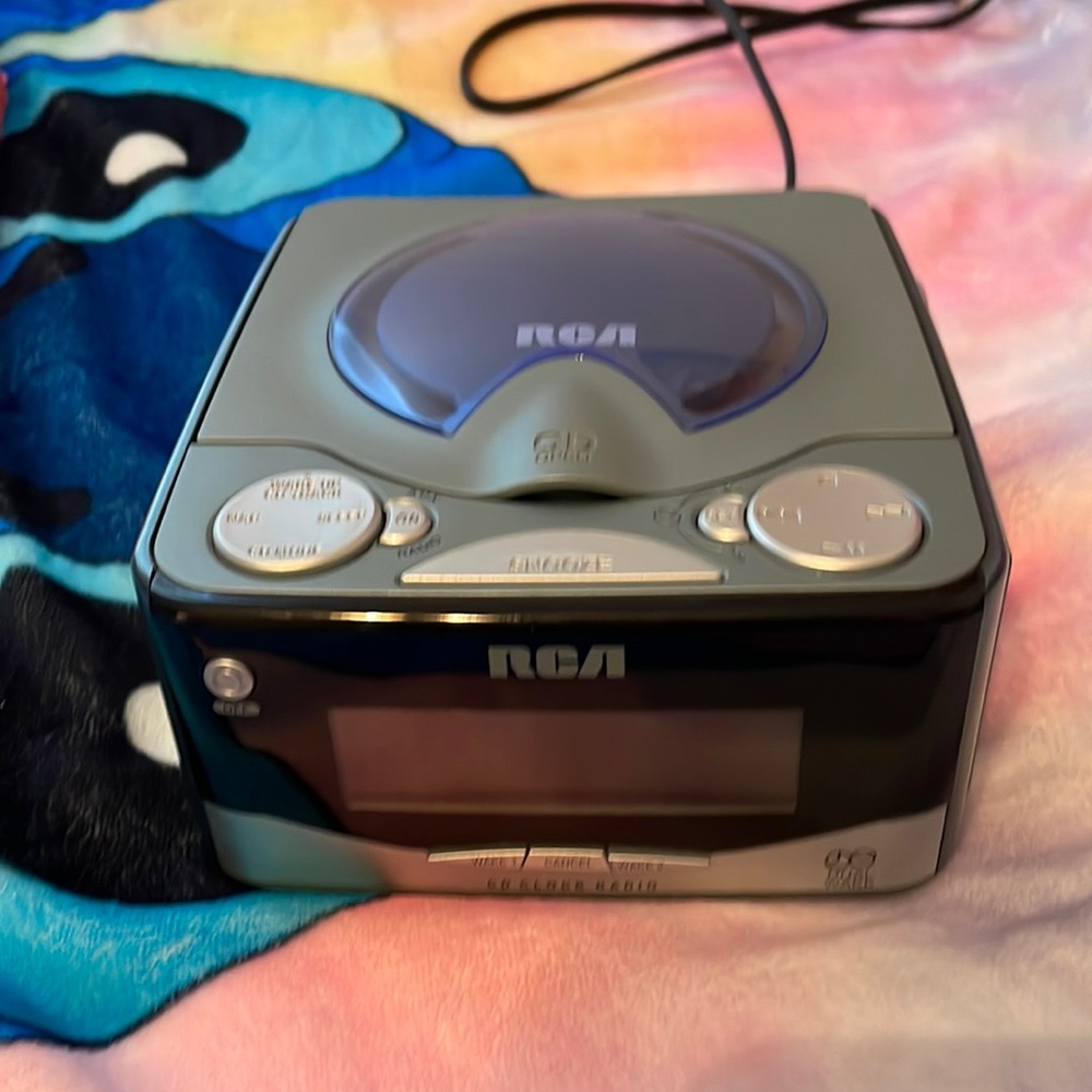 COPY - RCA cD Payer Clock Radio